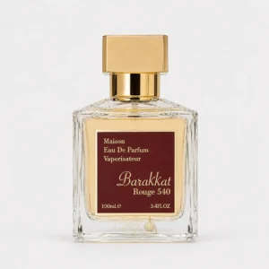 Flacon officiel Barakkat Rouge 540 Maison Alhambra 100 ml sur fond clair, parfum mixte oriental aux accords ambrés, boisés et musqués avec safran, jasmin, ambre gris et musc.